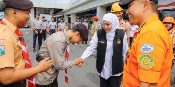 Gubernur Jawa Timur Khofifah Indar Parawansa mendampingi Kepala Badan Nasional Pencarian dan Pertolongan (Basarnas) Marsekal Madya TNI Mohammad Syafii dalam rangka pemantauan Siaga SAR Khusus Lebaran.
