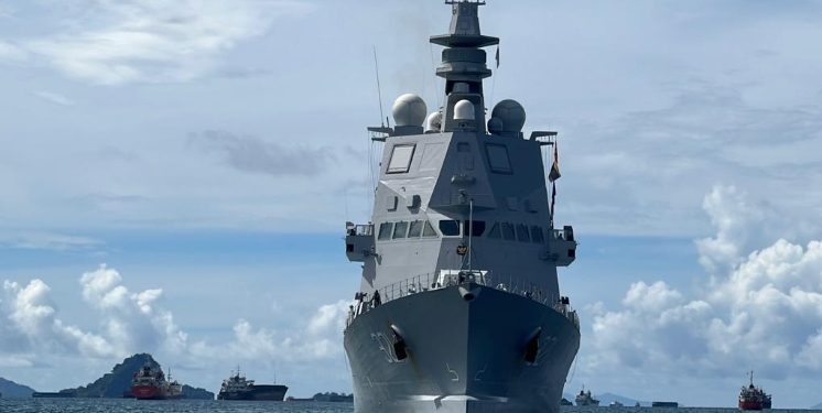 Prabu Siliwangi-321 memasuki perairan Indonesia tepatnya di Selat Sunda.