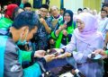 Gubernur Jatim Khofifah Indar Parawansa bersilaturahim dengan 250 pengemudi ojek online di kediaman Jemursari Surabaya.