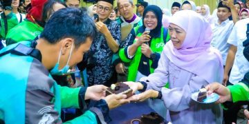 Gubernur Jatim Khofifah Indar Parawansa bersilaturahim dengan 250 pengemudi ojek online di kediaman Jemursari Surabaya.