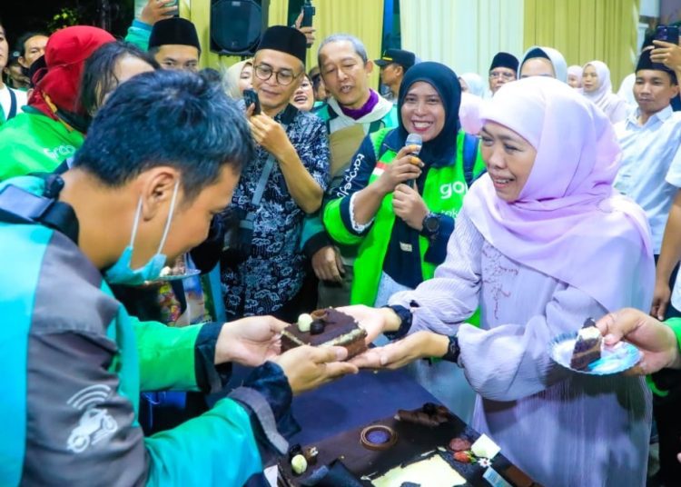 Gubernur Jatim Khofifah Indar Parawansa bersilaturahim dengan 250 pengemudi ojek online di kediaman Jemursari Surabaya.