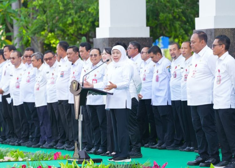 Gubernur Jawa Timur Khofifah Indar Parawansa memimpin apel sekaligus Halal Bihalal bersama Aparatur Sipil Negara dan BUMD pasca libur Hari Raya Idul Fitri 1447 H di Halaman Kantor Sekretariat Daerah Provinsi Jawa Timur.