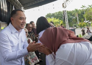 Wali Kota Surabaya Eri Cahyadi bersama Wakil Wali Kota Surabaya Armuji menggelar halalbihalal di halaman Balai Kota.