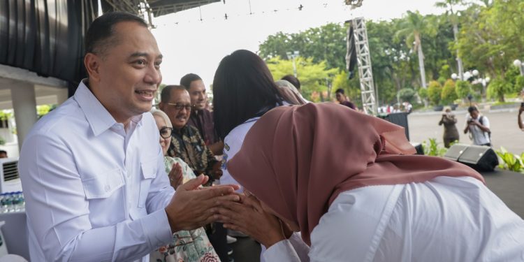 Wali Kota Surabaya Eri Cahyadi bersama Wakil Wali Kota Surabaya Armuji menggelar halalbihalal di halaman Balai Kota.