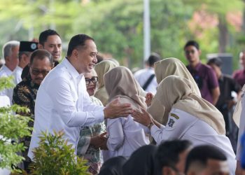 Wali Kota Surabaya Eri Cahyadi saat halal bihalal di halaman Balai Kota Surabaya.