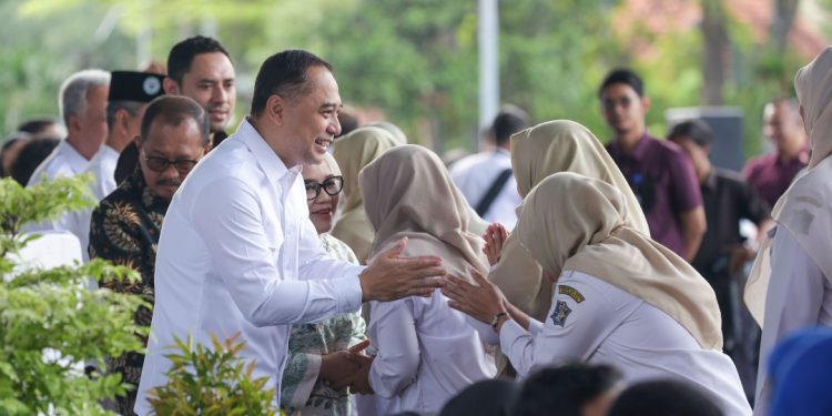 Wali Kota Surabaya Eri Cahyadi saat halal bihalal di halaman Balai Kota Surabaya.