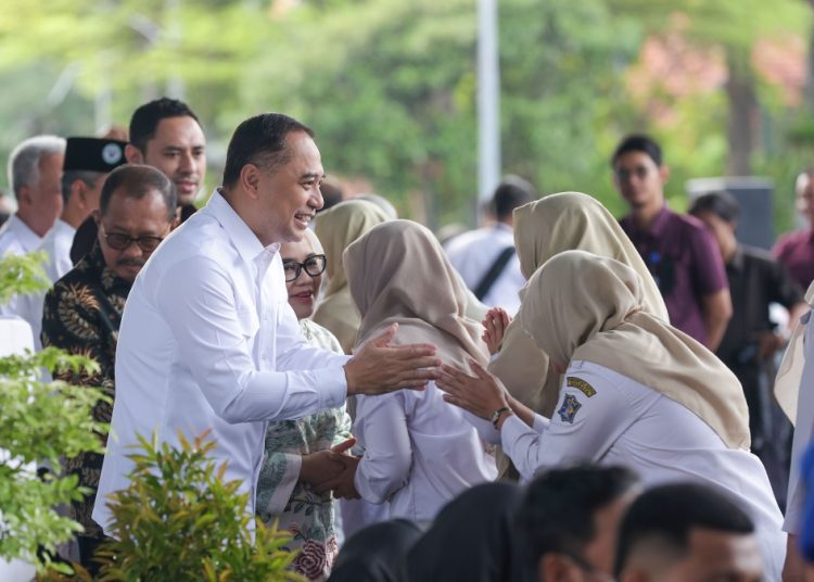 Wali Kota Surabaya Eri Cahyadi saat halal bihalal di halaman Balai Kota Surabaya.