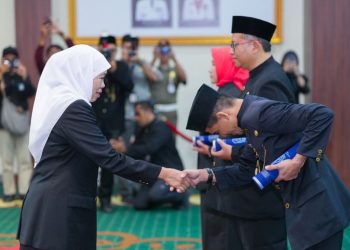 Prosesi pelantikan Kepala Sekolah SMA, SMK, dan SLB Negeri di lingkungan Pemerintah Provinsi Jawa Timur di Gedung Negara Grahadi Surabaya.