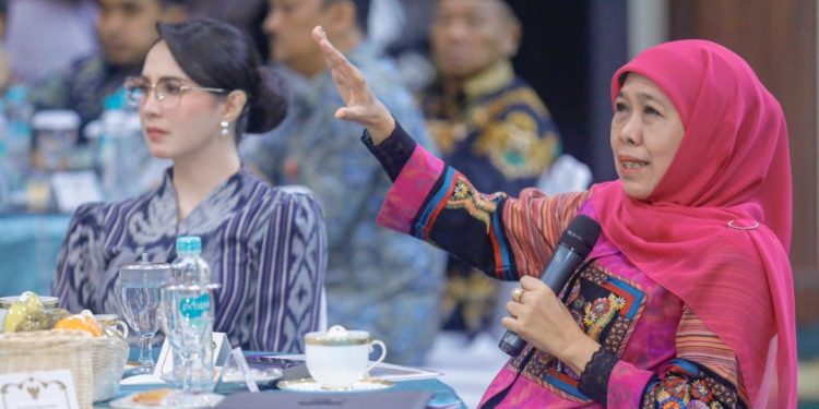 Gubernur Jawa Timur Khofifah Indar Parawansa saat diskusi publik bersama bupati dan wali kota se-Jawa Timur di Gedung Negara Grahadi.