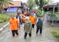 Gubernur Jawa Timur Khofifah Indar Parawansa saat  meninjau banjir di Dusun Bandaran, Desa Jarangan, Kecamatan Rejoso.