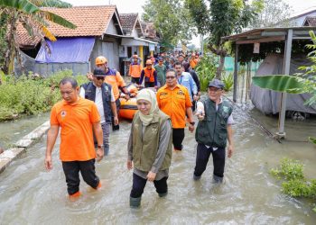 Gubernur Jawa Timur Khofifah Indar Parawansa saat meninjau banjir di Dusun Bandaran, Desa Jarangan, Kecamatan Rejoso.