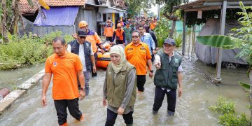 Gubernur Jawa Timur Khofifah Indar Parawansa saat meninjau banjir di Dusun Bandaran, Desa Jarangan, Kecamatan Rejoso.