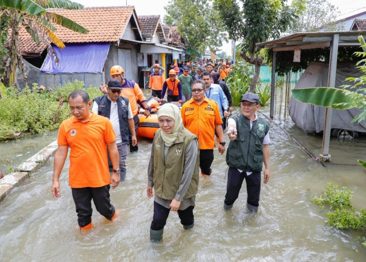 Gubernur Jawa Timur Khofifah Indar Parawansa saat  meninjau banjir di Dusun Bandaran, Desa Jarangan, Kecamatan Rejoso.
