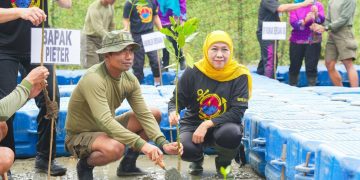 Gubernur Jatim Khofifah Indar Parawansa dalam aksi bersih pantai dan penanaman 1.200 bibit mangrove di Kenjeran Park, Surabaya.