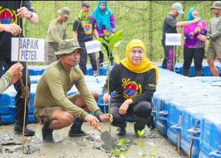 Gubernur Jatim Khofifah Indar Parawansa dalam aksi bersih pantai dan penanaman 1.200 bibit mangrove di Kenjeran Park, Surabaya.