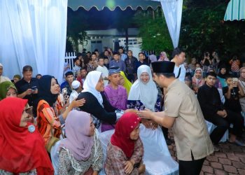 Wakil Gubernur Jawa Timur Emil Elestianto Dardak bersama istri Halal Bihalal Idul Fitri 1447 H bersama masyarakat di Ngantru, Kabupaten Trenggalek.