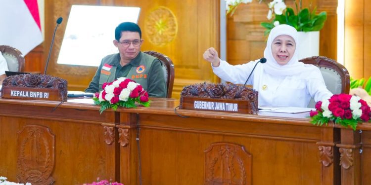 Rapat Koordinasi  Penanganan Dampak Bencana Hidrometeorologi dan Potensi Bencana Musim Kemarau di Gedung Negara Grahadi, Surabaya.