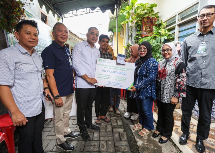 Wali Kota Surabaya Eri Cahyadi menyerahkan santunan kematian dan kecelakaan kerja kepada keluarga almarhum Edy Suratno.
