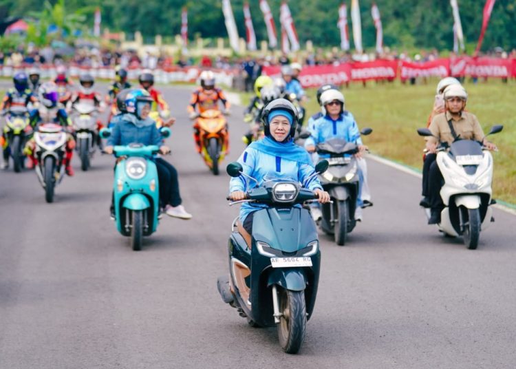 Gubernur Jawa Timur Khofifah Indar Parawansa menjajal Sirkuit Suryo Magetan usai meresmikan sirkuit tersebut.