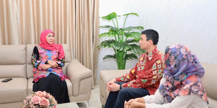 Gubernur Jawa Timur Khofifah Indar Parawansa dua mahasiswa Indonesia asal Jawa Timur yang menempuh pendidikan tinggi di Iran berhasil dipulangkan ke Indonesia.