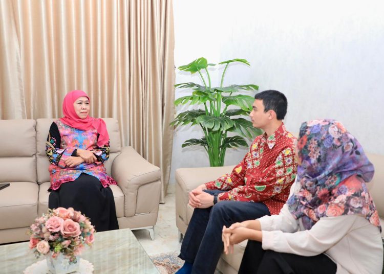 Gubernur Jawa Timur Khofifah Indar Parawansa dua mahasiswa Indonesia asal Jawa Timur yang menempuh pendidikan tinggi di Iran berhasil dipulangkan ke Indonesia.