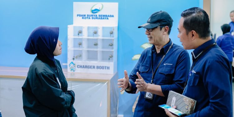 Jajaran direksi turun langsung melayani pelanggan yang hadir di kantor pusat yang berlokasi di Jalan Prof. Dr. Moestopo Nomor 2, Surabaya.