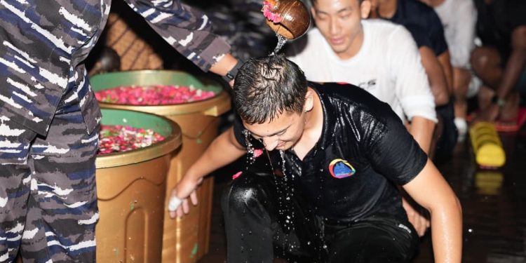 Tradisi sakral bagi taruna Akademi Angkatan Laut (dan personel TNI AL saat melintasi garis nol derajat, sebagai simbol penyucian diri dan penghormatan pelaut muda.