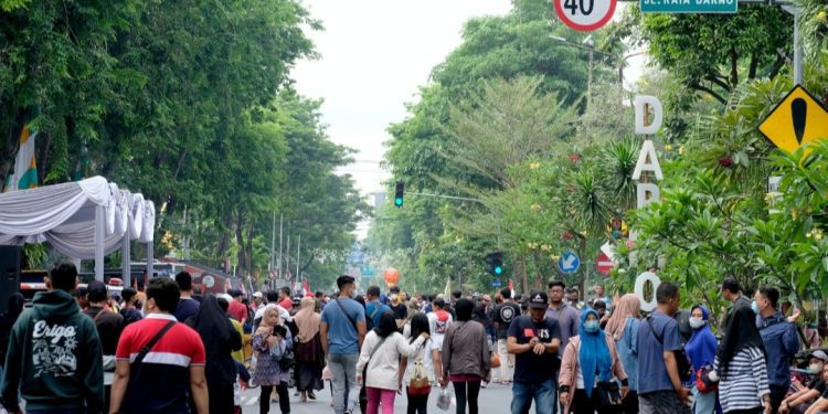 Car free day di Jalan Darmo Surabaya.