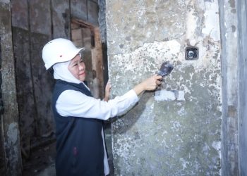 Gubernur Jatim Khofifah Indar Parawansa dalam pemulihan bangunan sayap barat Gedung Negara Grahadi yang mengalami kerusakan akibat kebakaran karena bom molotov dalam peristiwa kerusuhan pada Agustus 2025 lalu.