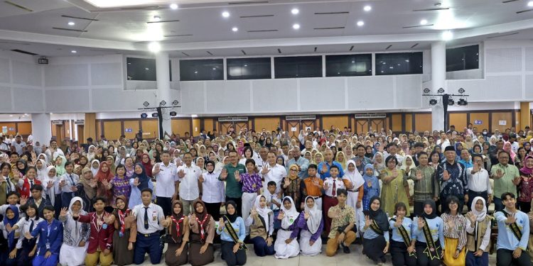 Sosialisasi dan Gelar Wicara Puspaga 2026 dengan tema "Membangun Ruang Digital yang Aman untuk Anak". Kegiatan ini berlangsung di Gedung Convention Hall Jalan Arief Rahman Hakim Surabaya.