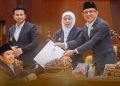 Salah satu momen penyerahan penyampaian pendapat Pansus terhadap LKPJ Tahun Anggaran 2025 di Gedung DPRD Provinsi Jawa Timur.