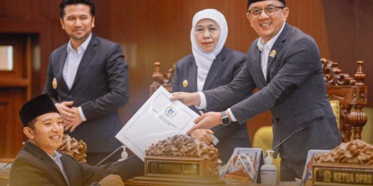 Salah satu momen penyerahan penyampaian pendapat Pansus terhadap LKPJ Tahun Anggaran 2025 di Gedung DPRD Provinsi Jawa Timur.