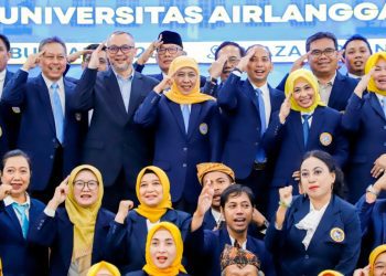 Foto bersama di sela pelantikan Pengurus Wilayah, Komisariat, dan Pengurus Cabang IKA UNAIR periode 2025–2030 di Plaza Airlangga Surabaya.