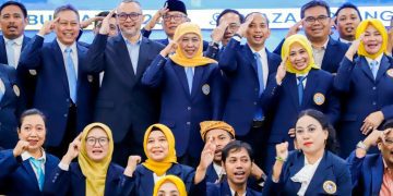 Foto bersama di sela pelantikan Pengurus Wilayah, Komisariat, dan Pengurus Cabang IKA UNAIR periode 2025–2030 di Plaza Airlangga Surabaya.