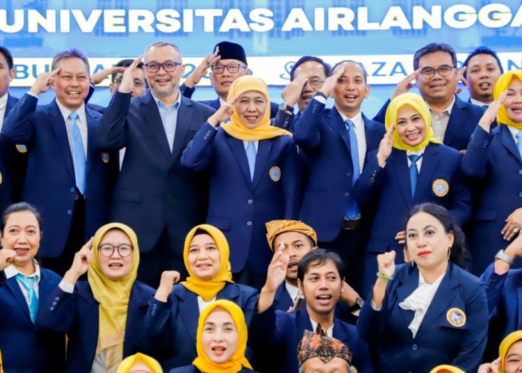 Foto bersama di sela pelantikan Pengurus Wilayah, Komisariat, dan Pengurus Cabang IKA UNAIR periode 2025–2030 di Plaza Airlangga Surabaya.