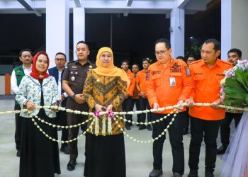 Gubernur Jawa Timur Khofifah Indar Parawansa  Saat meresmikan Gedung Gerha Majapahit dan Gedung Olahraga  BPBD Provinsi Jawa Timur di Kantor BPBD Jatim, Kabupaten Sidoarjo.