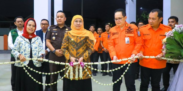 Gubernur Jawa Timur Khofifah Indar Parawansa  Saat meresmikan Gedung Gerha Majapahit dan Gedung Olahraga  BPBD Provinsi Jawa Timur di Kantor BPBD Jatim, Kabupaten Sidoarjo.