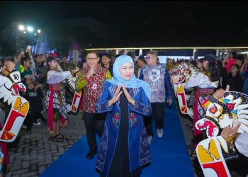 Gubernur Jawa Timur Khofifah Indar Parawansa saat menghadiri penutupan Lomba Kompetensi Siswa Pendidikan Menengah Tingkat Provinsi Jawa Timur ke-XXXIV.