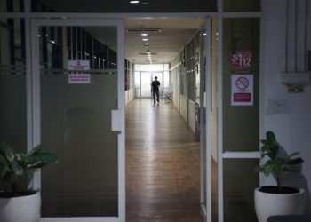 Pemkot Surabaya resmi menerapkan WFH mulai hari ini. Suasana kantor pun menjadi sepi.