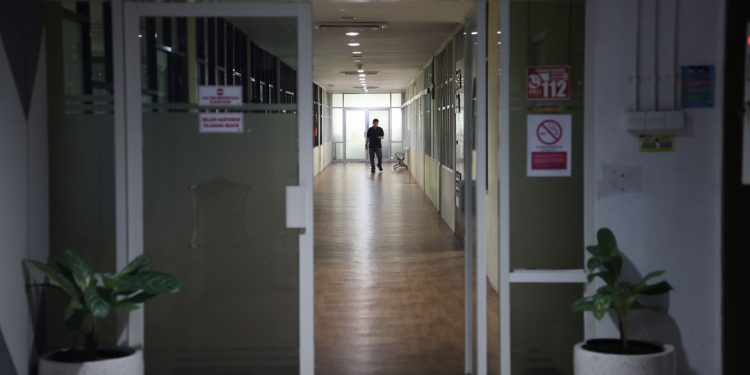 Pemkot Surabaya resmi menerapkan WFH mulai hari ini. Suasana kantor pun menjadi sepi.