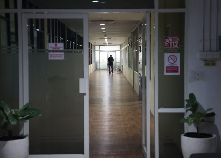 Pemkot Surabaya resmi menerapkan WFH mulai hari ini. Suasana kantor pun menjadi sepi.