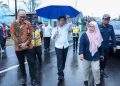 Wakil Gubernur Jawa Timur Emil Elestianto Dardak meninjau pekerjaan pelebaran jalan di Kabupaten Malang.
