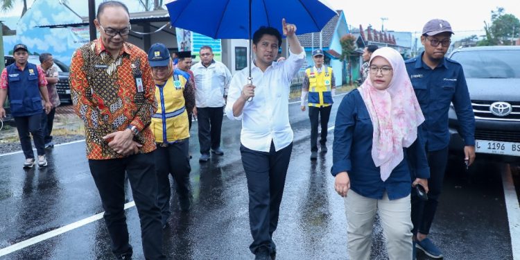 Wakil Gubernur Jawa Timur Emil Elestianto Dardak meninjau pekerjaan pelebaran jalan di Kabupaten Malang.