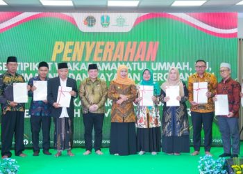 Gubernur Jatim Khofifah Indar Parawansa saat menghadiri penyerahan sertifikat wakaf serta aset Pemprov oleh BPN Jatim. Gerakan Partisipatif Masyarakat Percepat Sertifikasi Tanah ini merupakan sistem bahwa masyarakat kini memiliki lebih banyak pilihan pembayaran yang aman, praktis, dan terukur.