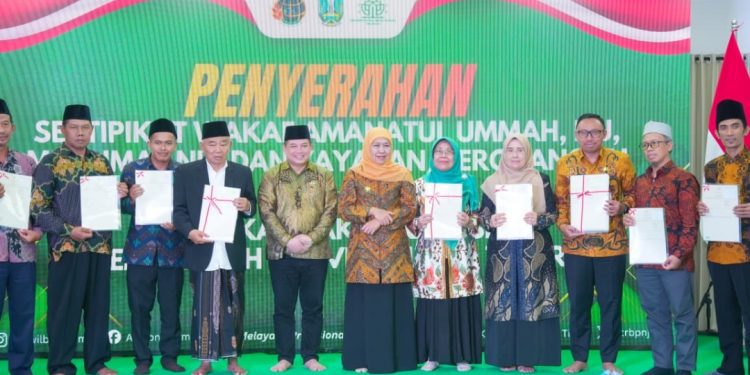 Gubernur Jatim Khofifah Indar Parawansa saat menghadiri penyerahan sertifikat wakaf serta aset Pemprov oleh BPN Jatim. Gerakan Partisipatif Masyarakat Percepat Sertifikasi Tanah ini merupakan sistem bahwa masyarakat kini memiliki lebih banyak pilihan pembayaran yang aman, praktis, dan terukur.