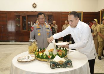 Pemotongan tumpeng sebagai simbol penyerahan asrama koblen dari Pemkot Surabaya ke Polrestabes Surabaya.