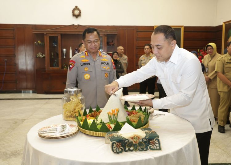 Pemotongan tumpeng sebagai simbol penyerahan asrama koblen dari Pemkot Surabaya ke Polrestabes Surabaya.