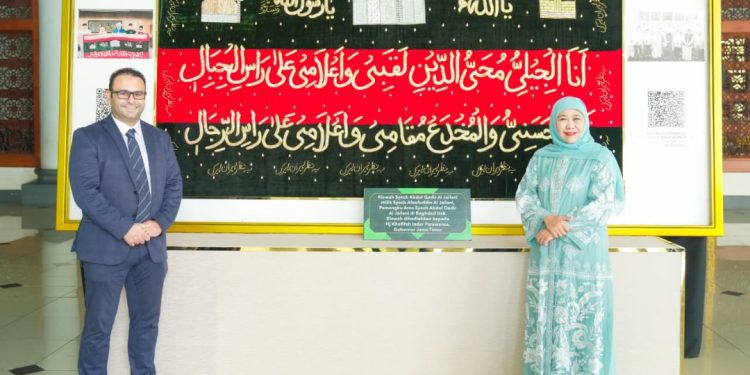 Gubernur Jatim Khofifah Indar Parawansa bersama Wakil Duta Besar Mesir, Dr. Amr Ahmad Mukhtar Abdul Hadi.