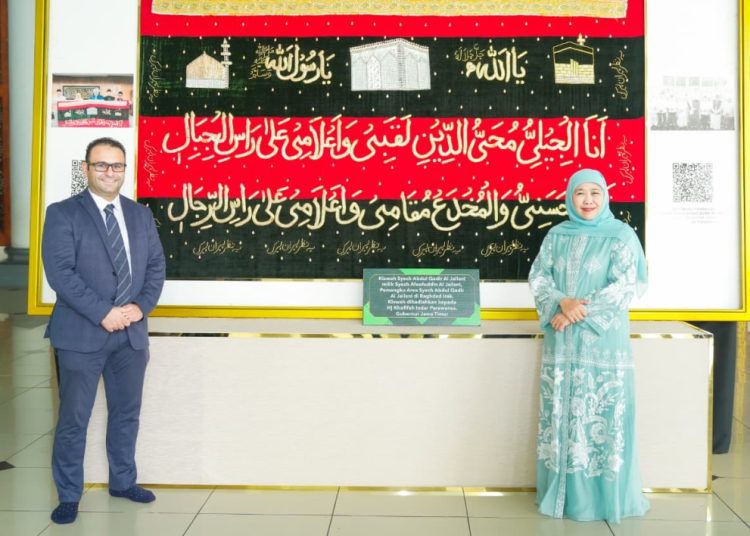 Gubernur Jatim Khofifah Indar Parawansa bersama Wakil Duta Besar Mesir, Dr. Amr Ahmad Mukhtar Abdul Hadi.