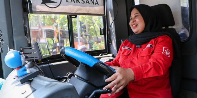 Eka Hardiyanti Suteja (35), satu-satunya sopir perempuan Suroboyo Bus.